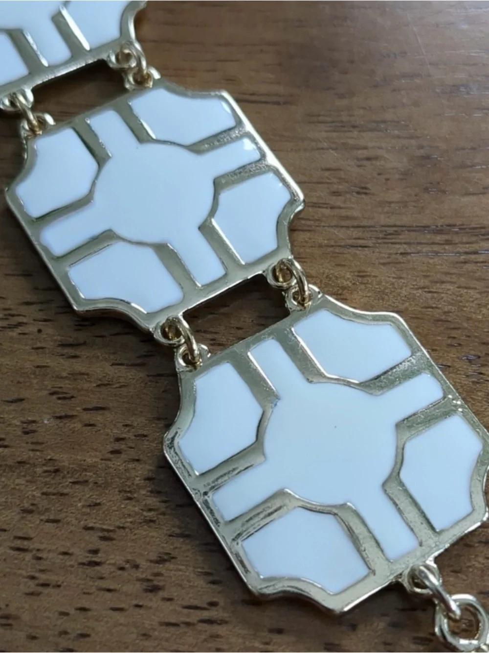 Elegant Bracelet with geometric design in white enamel and gold trim